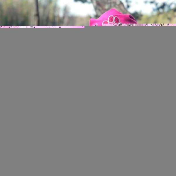 Pinkki trikoopipo glittertassukuviolla lapsen päässä