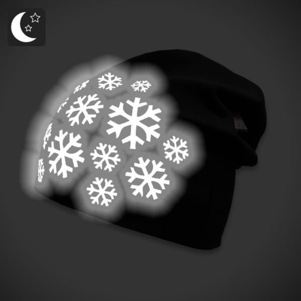 Musta trikoopipo heijastavalla lumihiutalekuviolla